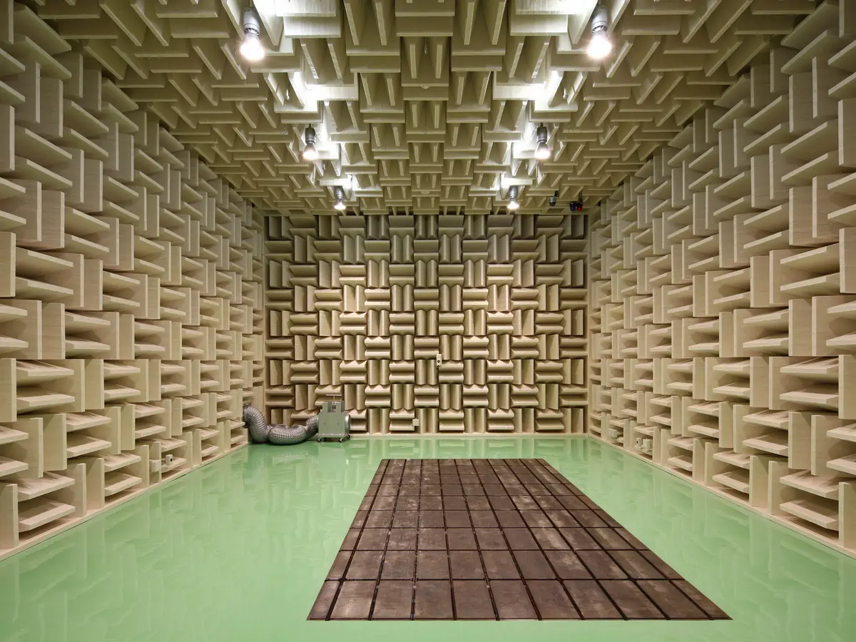 Hemi anechoic chamber with automobile platform